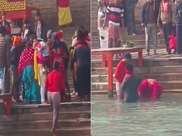 हरिद्वार : ब्लड कैंसर से पीड़ित 5 साल के बच्चे को हर की पैड़ी पर डुबोते दिखे परिजन, हुई मौत हरिद्वार : ब्लड कैंसर से पीड़ित 5 साल के बच्चे को हर की पैड़ी पर डुबोते दिखे परिजन, हुई मौत