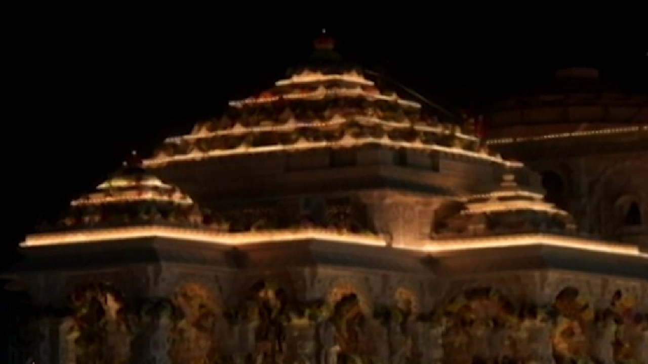 रंग बिरंगी रोशनी से रात को कुछ ऐसे चमक रही है अयोध्या