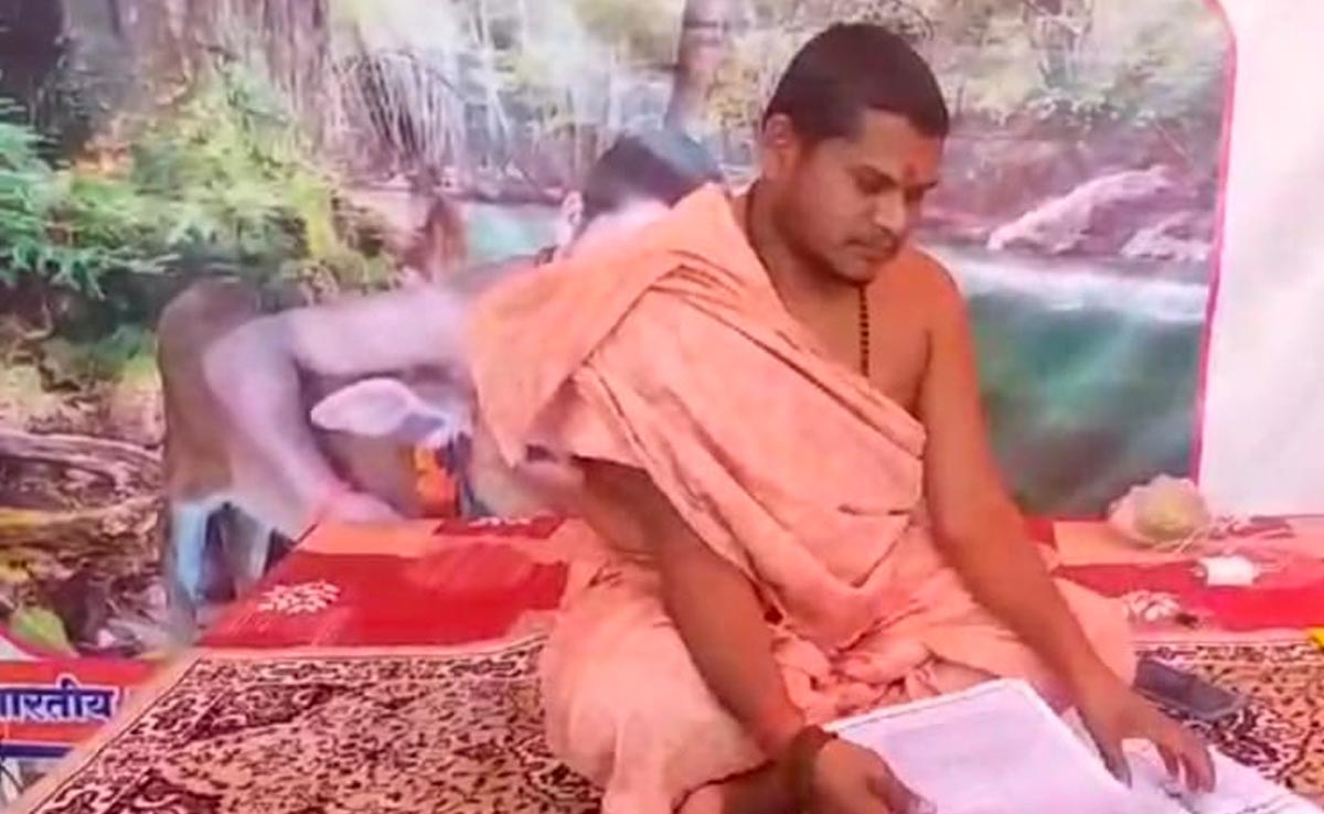 गोवंश की रक्षा के लिए धरने पर बैठे संत देवरूपानंद, कहा- मृत गायों का जमीन में गड्ढा खोदकर किया जाए अंतिम संस्कार
