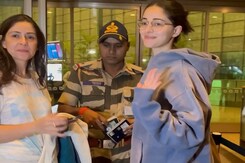 "<i>Aaram Se</i>," Paparazzo Tells Ananya At The Airport "<i>Aaram Se</i>," Paparazzo Tells Ananya At The Airport
