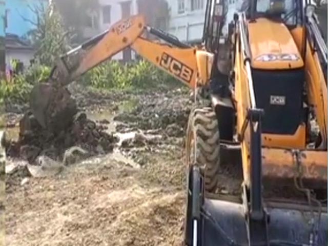 बिहार: फिर शुरू हुआ तालाब का निर्माण, भू-माफियाओं ने मिट्टी भरकर बना दी थी झोपड़ी