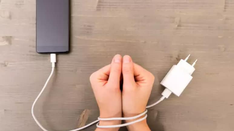 What is Digital Detox : डिजिटल डिटॉक्स काय आहे? प्रत्येकाने अवलंब करणं का आहे गरजेचं?
