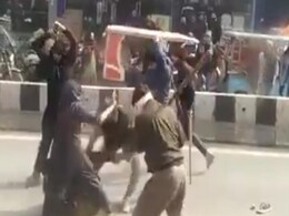 दिल्ली: बीच सड़क पर युवक की पिटाई, बदमाशों ने लाठी से किया वार, देखें वीडियो दिल्ली: बीच सड़क पर युवक की पिटाई, बदमाशों ने लाठी से किया वार, देखें वीडियो