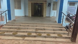 सिंचाई के लिए कब मिलेगी बिजली? परेशान किसानों ने दफ्तर के बाहर कंडे बनाकर जताया विरोध