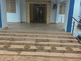सिंचाई के लिए कब मिलेगी बिजली? परेशान किसानों ने दफ्तर के बाहर कंडे बनाकर जताया विरोध