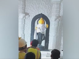 प्राण प्रतिष्ठा से पूर्व पूरे विधि विधान से श्री विग्रह को निर्धारित स्थान पर किया गया विराजमान प्राण प्रतिष्ठा से पूर्व पूरे विधि विधान से श्री विग्रह को निर्धारित स्थान पर किया गया विराजमान