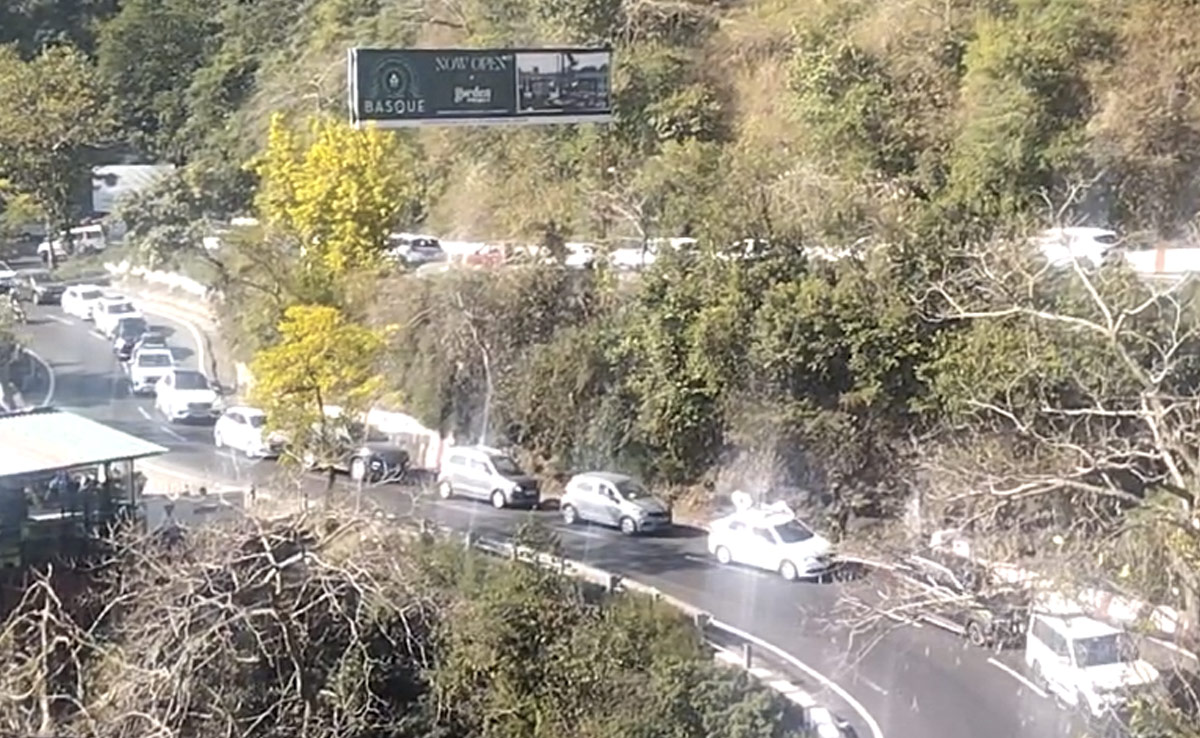 फीका हुआ नए साल का जश्न! मसूरी से देहरादून तक गाड़ियों की लंबी कतारें, जाम में फंसे पर्यटक