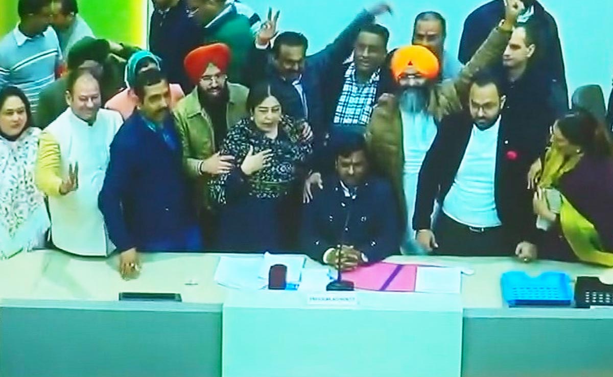Advantage BJP In Chandigarh Row As Mayor Quits, 3 AAP Councilors Cross Over