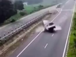 Video: आंध्र प्रदेश में दो कारों की भिड़ंत में तीन की मौत, पांच घायल Video: आंध्र प्रदेश में दो कारों की भिड़ंत में तीन की मौत, पांच घायल