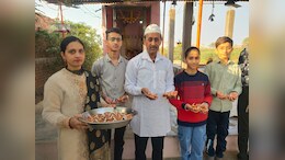 भाईचारे की मिसाल !&nbsp;रामलला के आगमन पर मुस्लिम परिवार ने मनाई दिवाली, घर-घर जाकर बांटी मिठाई&nbsp;