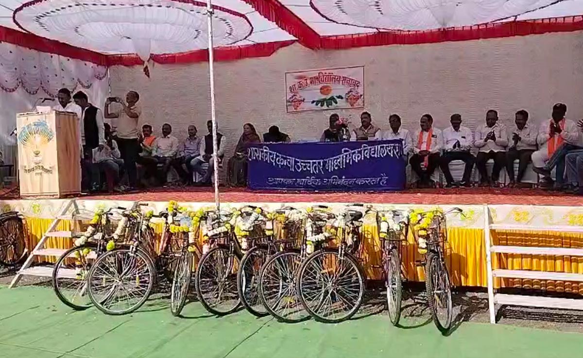 शिक्षा विभाग की गजब लेट लतीफी! 9वीं क्लास में मिलनी थी साइकिल, मिलते-मिलते आ गए 10वीं के एग्जाम