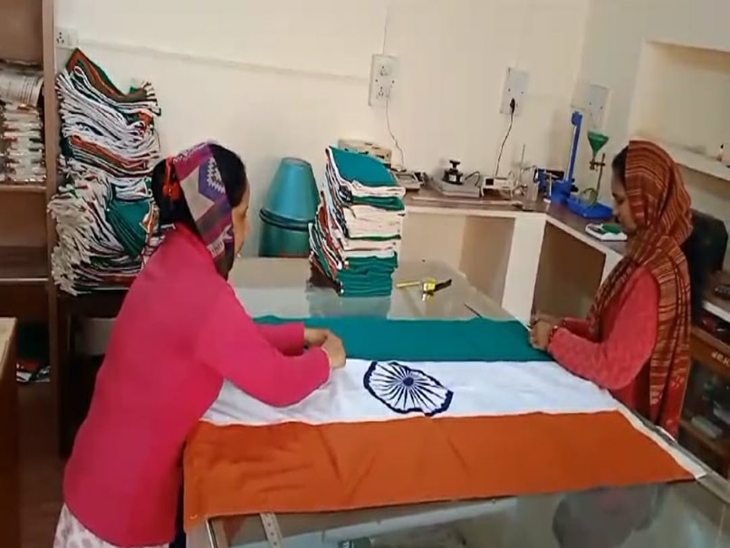 गणतंत्र दिवस 2024: देश के 16 राज्यों में फहराए गए MP में बने तिरंगे, ऐसे तैयार होता है राष्ट्रीय ध्वज