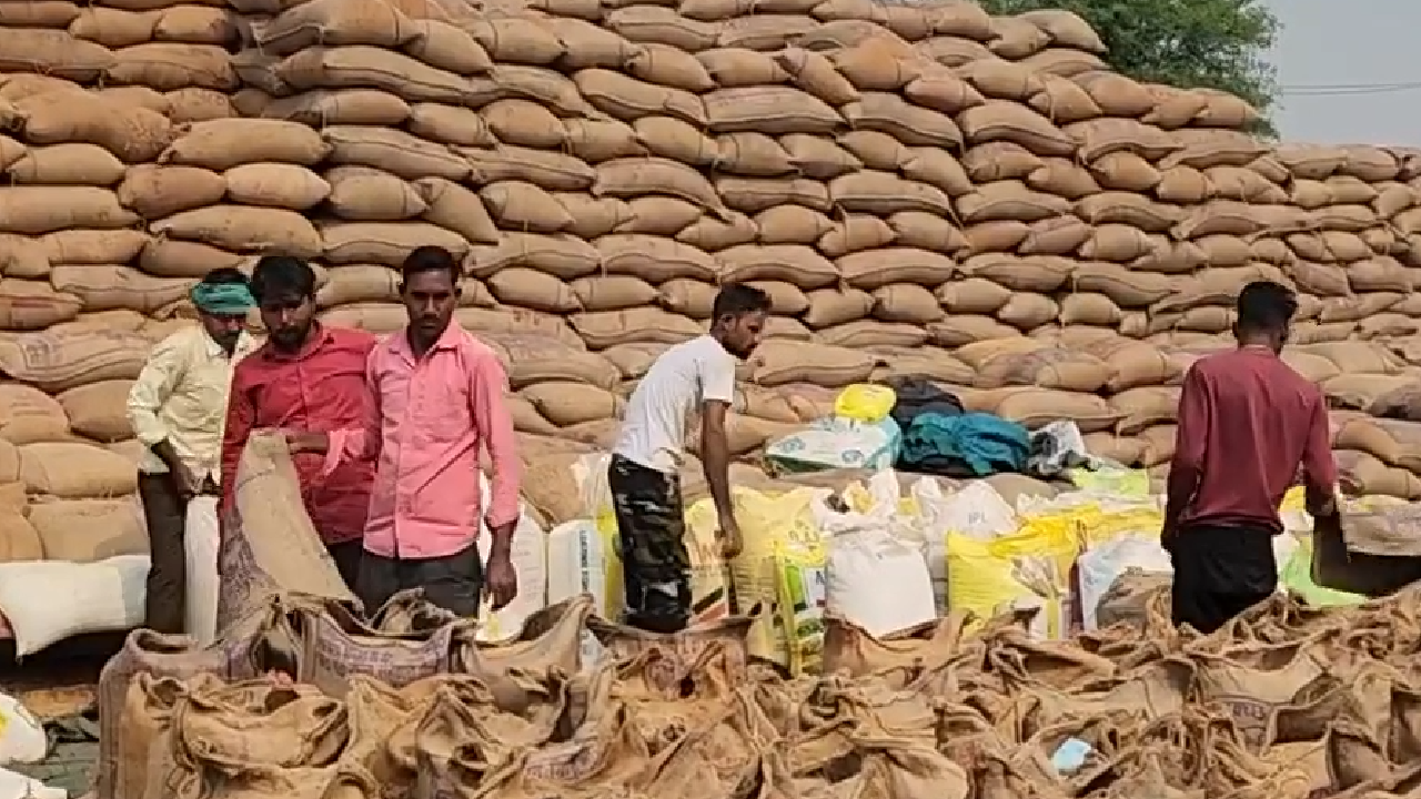 बेमेतरा में 12,596 किसानों को धान बेचने का इंतजार, प्रशासन से की ये मांग!।