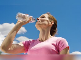 क्या खड़े होकर पानी पीने से होते हैं घुटने खराब? जानें ये सच या मिथक?