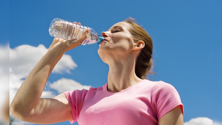 क्या खड़े होकर पानी पीने से होते हैं घुटने खराब? जानें ये सच या मिथक?