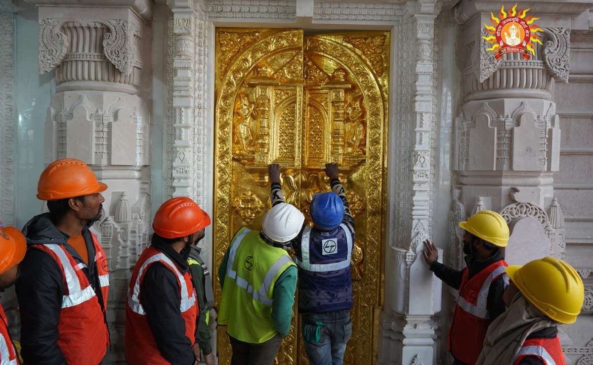 अयोध्या राम मंदिर में लगाए जा रहे सोना जड़े दरवाजे, हाथी, कमल समेत हिंदू धर्म के ये चिन्ह उकेरे गए