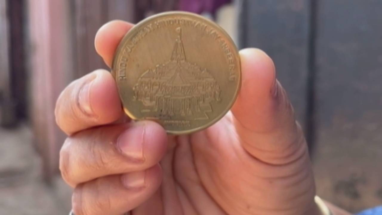 मुस्लिम परिवार ने बनाया राम मंदिर वाला सिक्का, सीएम योगी को करेंगे भेट