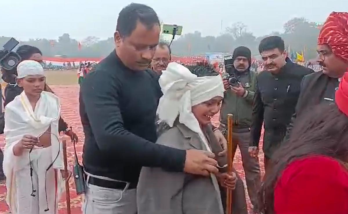 गणतंत्र दिवस समारोह में ठिठुरते बच्चों को कलेक्टर ने ओढ़ाई शॉल, अब स्कूलों की लगेगी 'क्लास'