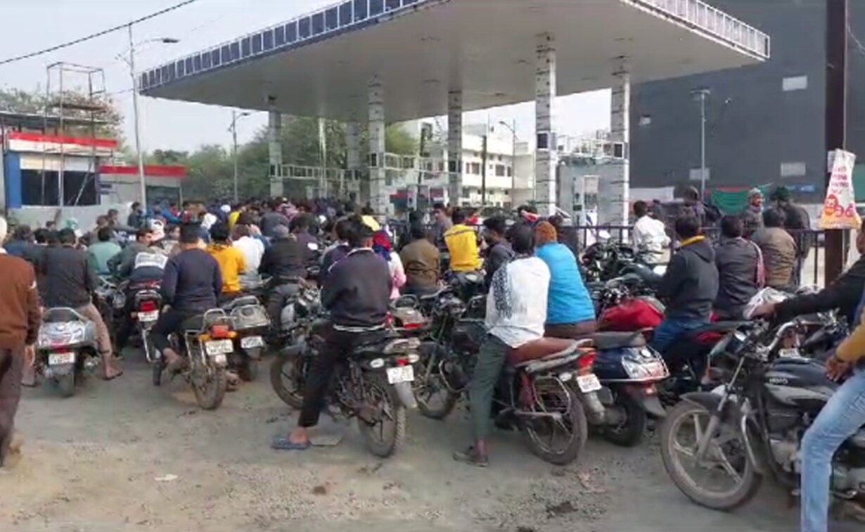 Truck Strike: नए साल की हड़ताल से शुरुआत, टैंकर ड्राइवरों के शामिल होने से पेट्रोल  पंपों