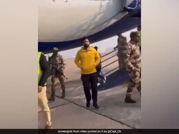 VIDEO: विमान में पहले पायलट से की मारपीट... फिर हाथ जोड़कर मांगी माफी