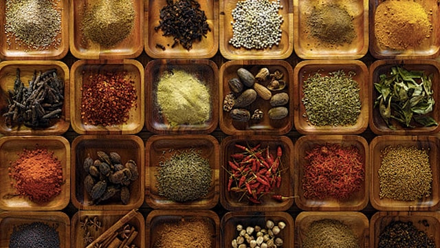Black pepper, cinnamon, cloves, and cardamom are among many spices that can help cure cold