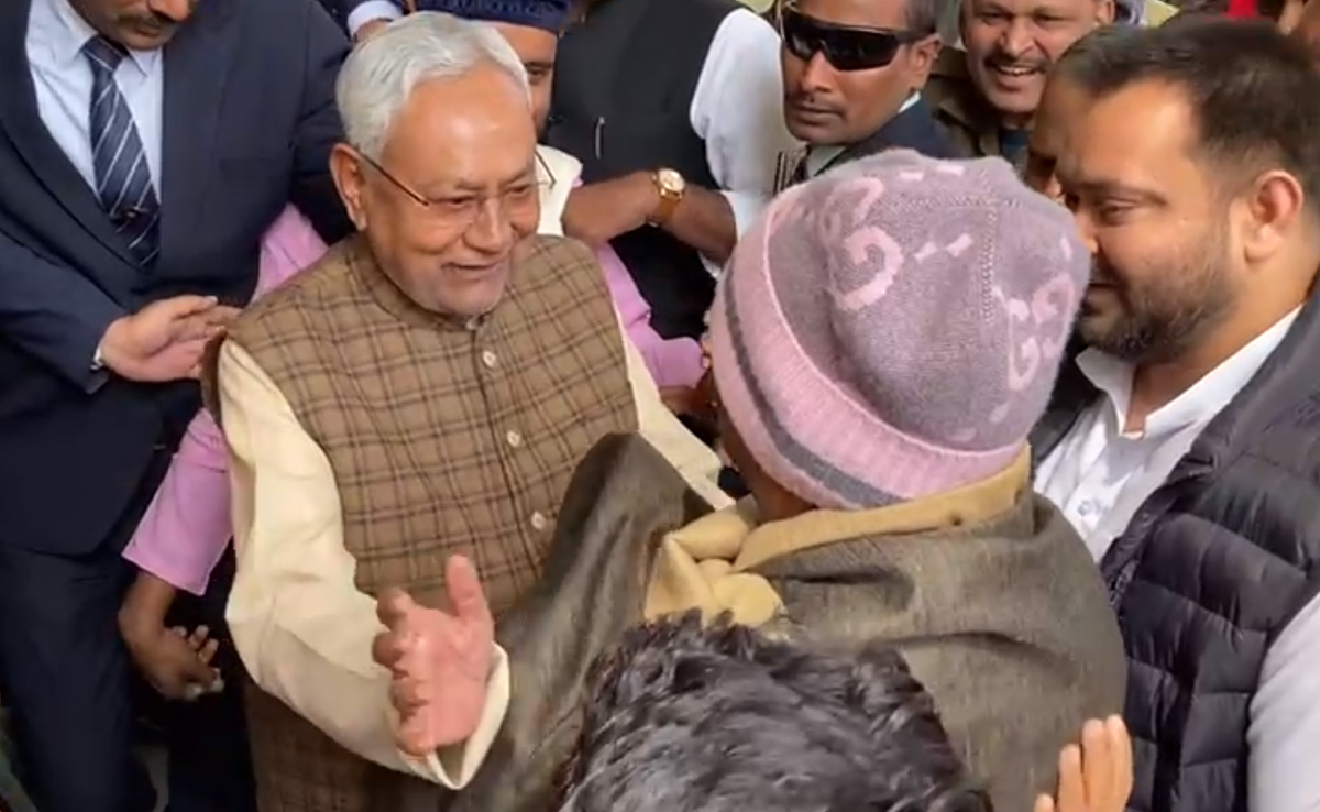 VIDEO : राहें अलग होने के बाद जब आमने-सामने आए लालू और नीतीश; मुस्कुराते हुए जोड़े हाथ