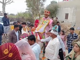 दलित युवक को घोड़ी पर नहीं चढ़ने की मिली थी चेतावनी, पुलिस की सुरक्षा में शान से निकला दूल्हा दलित युवक को घोड़ी पर नहीं चढ़ने की मिली थी चेतावनी, पुलिस की सुरक्षा में शान से निकला दूल्हा