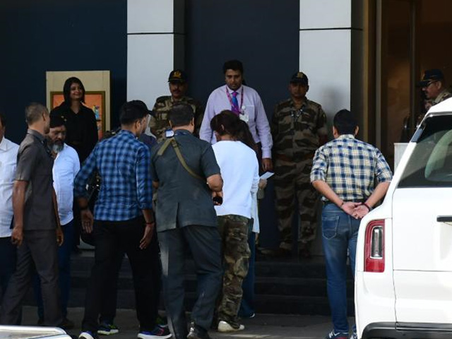 Shah Rukh Khan's Airport Moment
