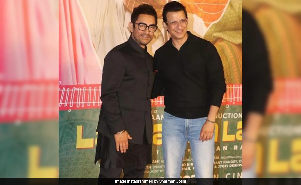 Just Aamir Khan And His <i>3 Idiots</i> Co-Star Sharman Joshi Posing At <i>Laapataa Ladies</i> Screening