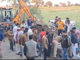 सागर: खेलते हुए गड्ढे में गिरी 12 साल की मासूम, 4 घंटे के रेस्क्यू के बाद निकाला गया बाहर सागर: खेलते हुए गड्ढे में गिरी 12 साल की मासूम, 4 घंटे के रेस्क्यू के बाद निकाला गया बाहर