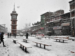 Month Long Dry Spell Ends After Kashmir Receives Season's First Snowfall Month Long Dry Spell Ends After Kashmir Receives Season's First Snowfall