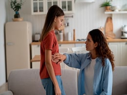 अपनी लाड़ली को पीरियड्स के बारे में किस उम्र में बताएं, जानें इससे जुड़ी कुछ जरूरी बातें अपनी लाड़ली को पीरियड्स के बारे में किस उम्र में बताएं, जानें इससे जुड़ी कुछ जरूरी बातें