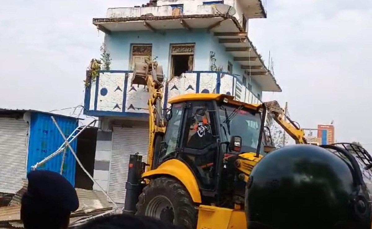 Mandsaur: नाबालिग से छेड़छाड़ के आरोपियों के खिलाफ पुलिस का एक्शन, घर पर चला बुलडोजर