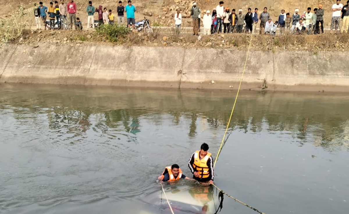 Barwani News: नहर में कार गिरने से 55 साल के व्यक्ति की मौत, रेस्क्यू कर ऐसे निकाला गया शव