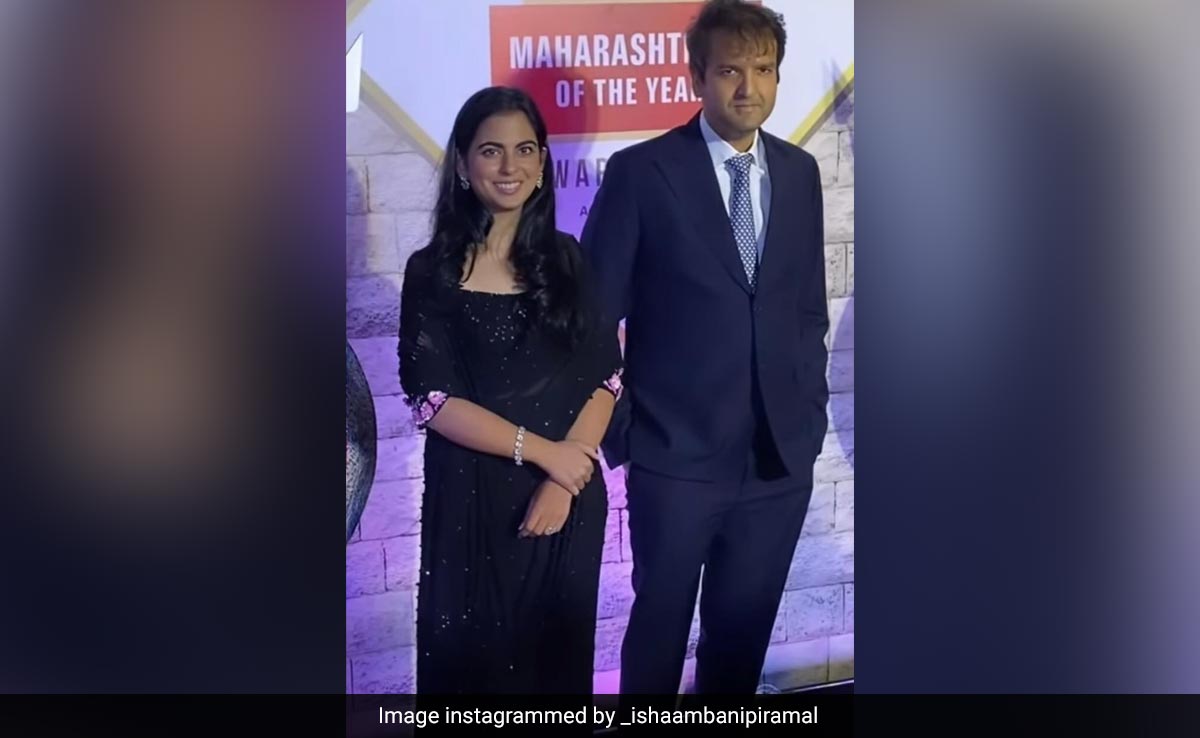 Isha Ambani Walks Straight Out Of A Stunning Ethnic Dream In A Beautiful Black <i>Saree</i> For Her Lokmat Award Win