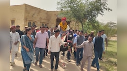 जैसलमेर के SP की लोगों ने पारंपरिक अंदाज में की विदाई, घोड़े पर बैठाकर उतारी नजर