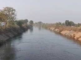 मध्य प्रदेश के बड़वाह में हादसा, नर्मदा रोड के नहर में गिरी मारुति वैन...मौके पर अधिकारी मौजूद 