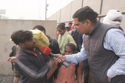 किसानों के सिंघु बॉर्डर पहुंचने से पहले ही सर्विस लेन बंद किसानों के सिंघु बॉर्डर पहुंचने से पहले ही सर्विस लेन बंद