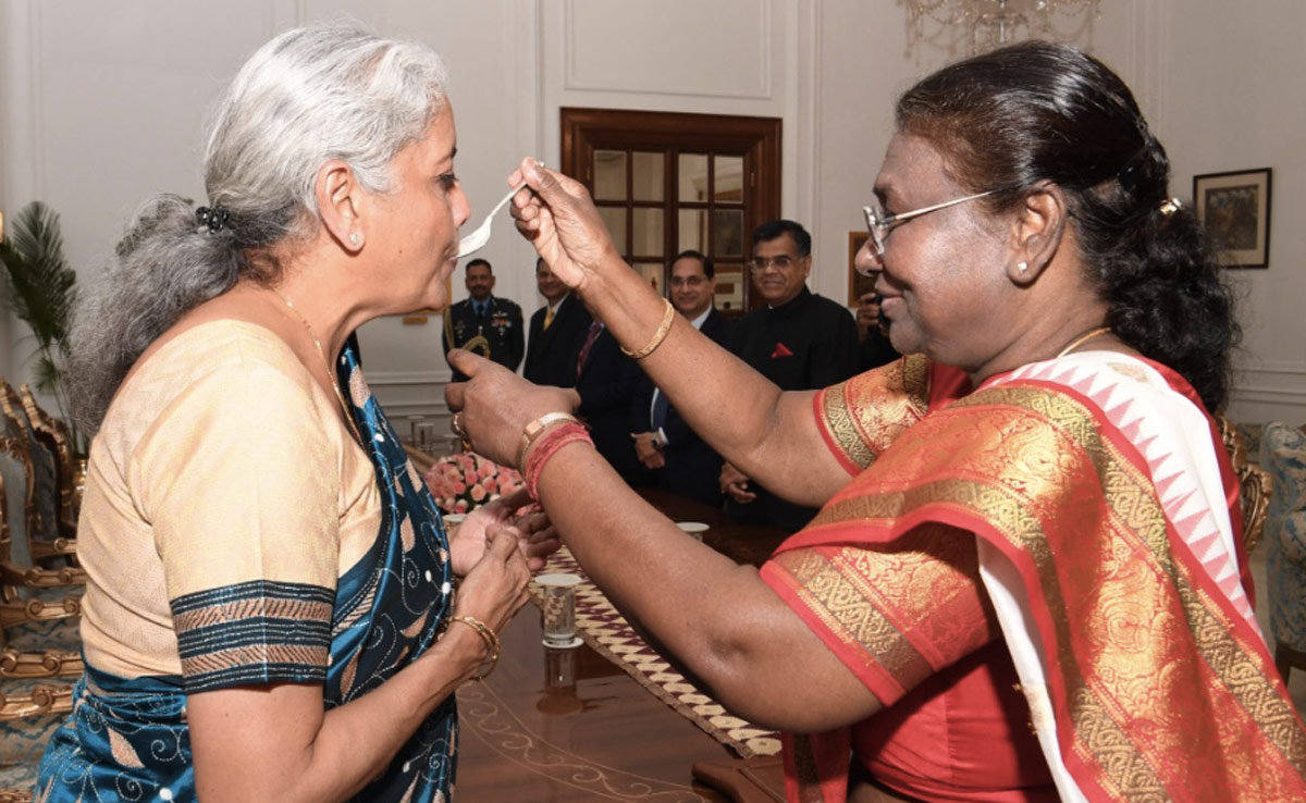 जब वी मेट: नीली साड़ी में राष्ट्रपति मुर्मू से कुछ यूं मिलीं निर्मला सीतारमण, मुंह मीठा कर हुईं रवाना