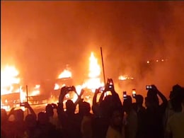 महाराष्ट्र: नालासोपारा में लगी भीषण आग, कई गाड़ियां जलकर हुईं खाक महाराष्ट्र: नालासोपारा में लगी भीषण आग, कई गाड़ियां जलकर हुईं खाक