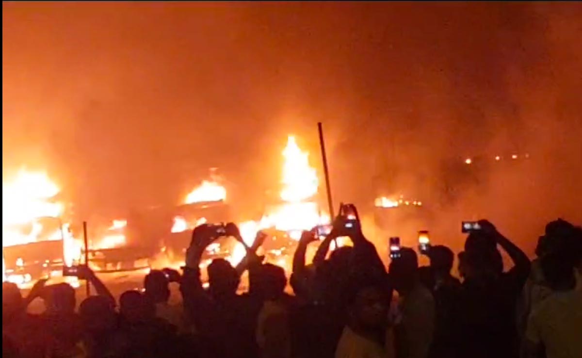 महाराष्ट्र: नालासोपारा में लगी भीषण आग, कई गाड़ियां जलकर हुईं खाक