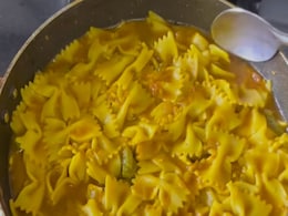 इंटरनेट पर वायरल हुआ छोले वाला पास्ता, लोगों के उड़ गए होश बोले ये तो अजीब है... इंटरनेट पर वायरल हुआ छोले वाला पास्ता, लोगों के उड़ गए होश बोले ये तो अजीब है...