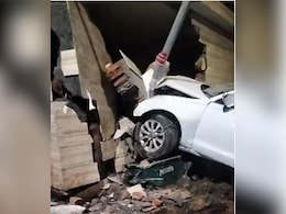 नोएडा में तेज रफ्तार ऑडी कार दीवार तोड़कर शौचालय के अंदर घुसी, 5 जख्मी