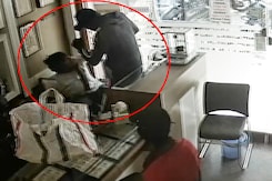 3 Men Loot Hyderabad Jewellery Shop At Knifepoint, Robbery Caught On CCTV 3 Men Loot Hyderabad Jewellery Shop At Knifepoint, Robbery Caught On CCTV