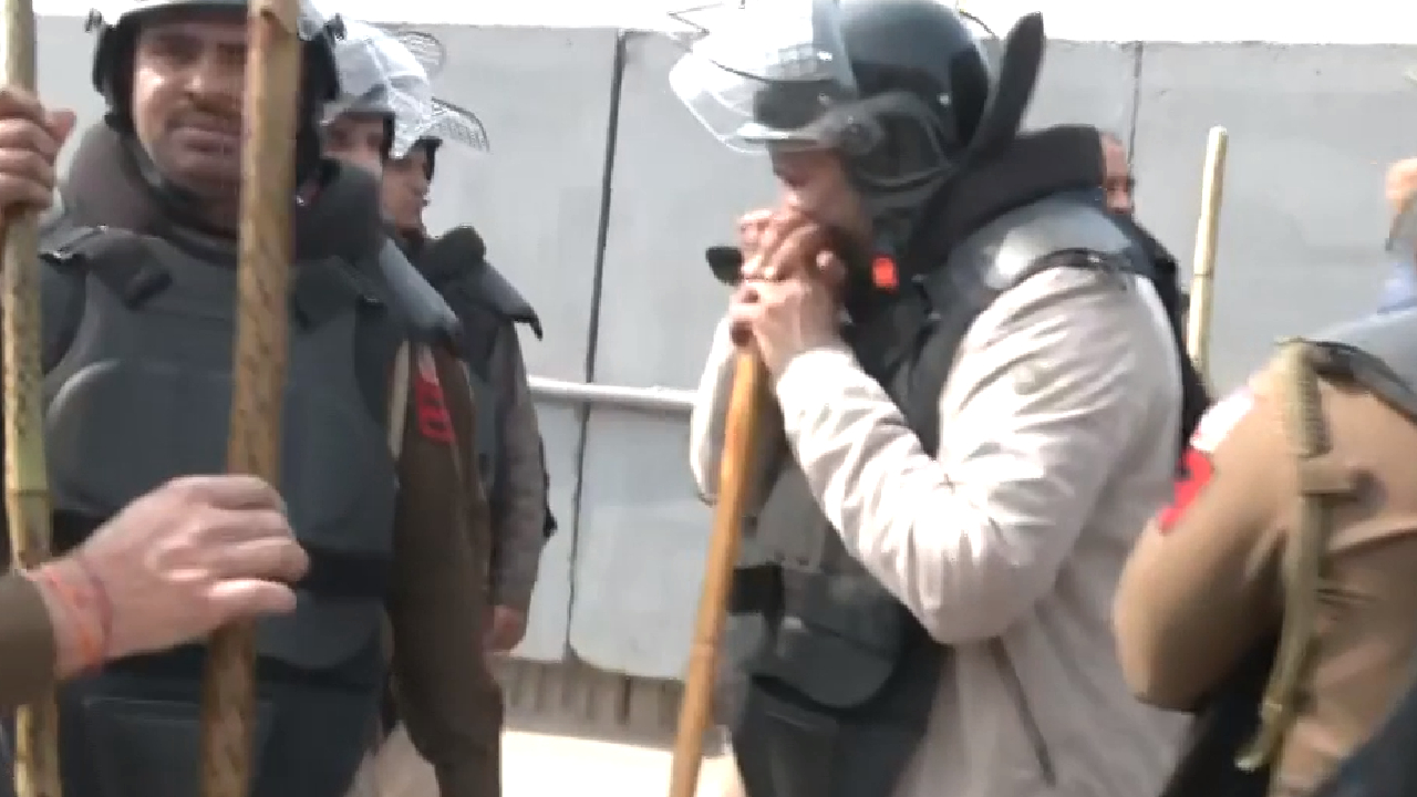 किसानों को रोकने के लिए सिंधु बॉर्डर पर पुलिस ने बना दी दीवार