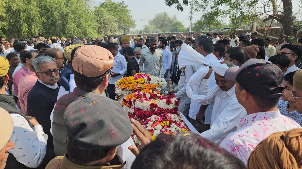 जोधपुर फार्म हाउस पर चित्रा सिंह का अंतिम संस्कार, बेटे हमीर ने दी मुखाग्नि; नहीं शामिल हो सके मानवेंद्र सिंह