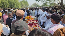 जोधपुर फार्म हाउस पर चित्रा सिंह का अंतिम संस्कार, हाथों में पट्टी बांध बेटे हमीर ने दी मुखाग्नि; नहीं शामिल हो सके मानवेंद्र सिंह