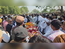 जोधपुर फार्म हाउस पर चित्रा सिंह का अंतिम संस्कार, हाथों में पट्टी बांध बेटे हमीर ने दी मुखाग्नि; नहीं शामिल हो सके मानवेंद्र सिंह