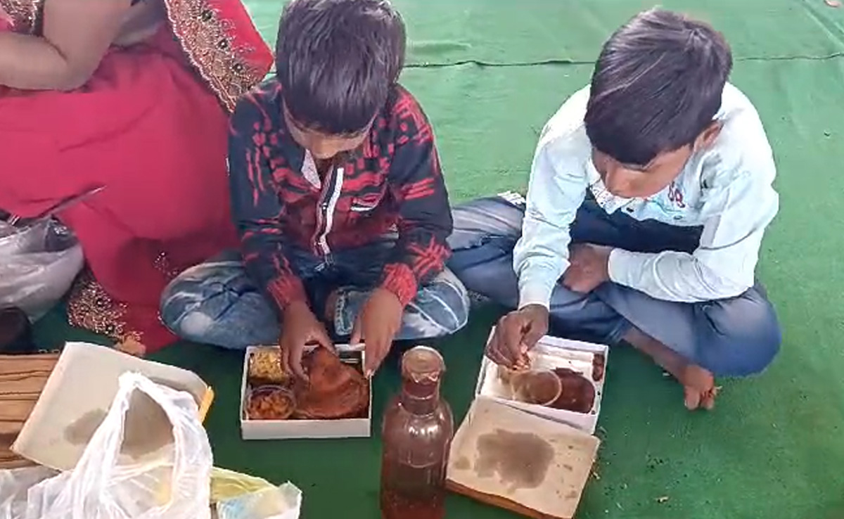 खत्म नहीं हो रहा VIP कल्चर, कन्यादान योजना में मेहमानों के लिए सादा भोजन और कर्मचारियों के लिए '56 भोग'!&nbsp;