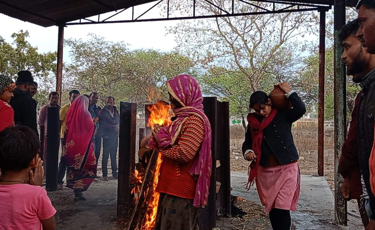 मिसाल कायम: 9 बेटियों ने निभाया बेटे का फर्ज, पिता की अर्थी को दिया कंधा, मुखाग्नि भी दी